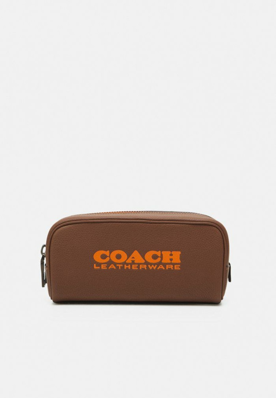 Wholesale Flash Sale Travel Kit In Pebble With Coach Branding Travel Accessory Dark Saddle/Canyon